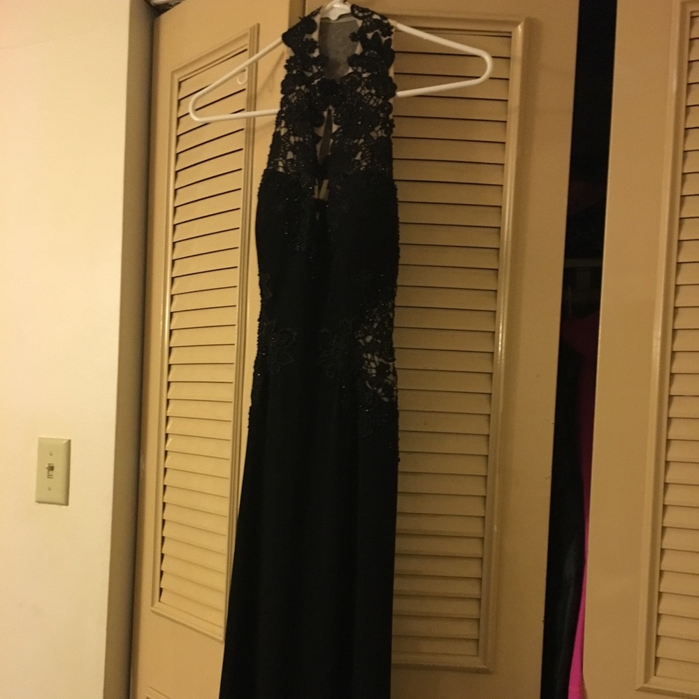 Black sleeveless prom dress